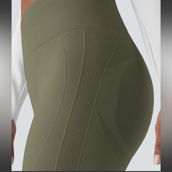 HALARA Seamless Flow High Waisted Tummy Control Butt Lifting Leggings L *New!* - Picture 5 of 6